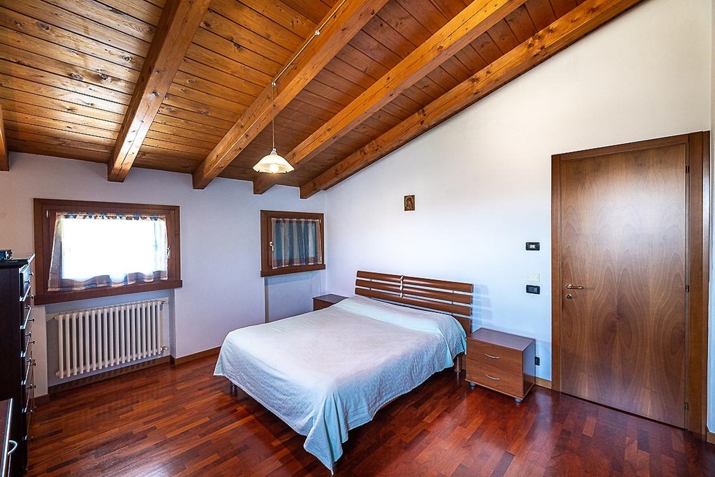 Camera da letto in legno di ciliegio, completa di ,armadio, comodini, cassettiera con specchio, è doghe, in buone condizioni, già smontata