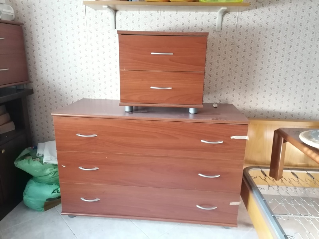 Camera da letto in legno di ciliegio, completa di ,armadio, comodini, cassettiera con specchio, è doghe, in buone condizioni, già smontata