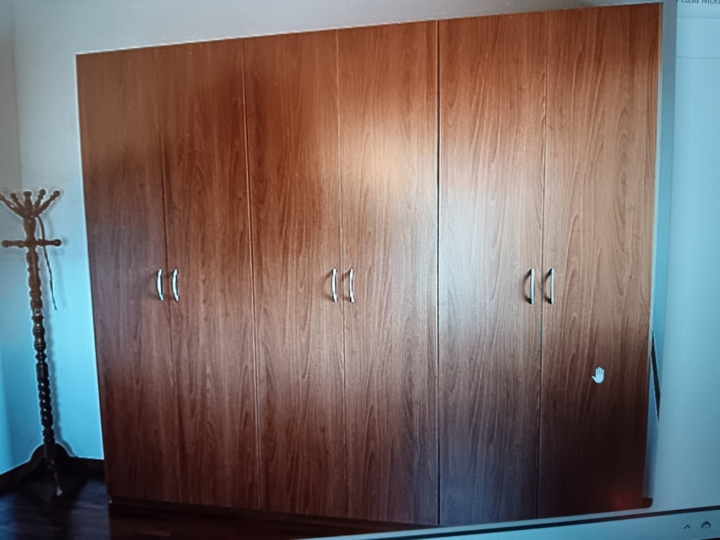 Camera da letto in legno di ciliegio, completa di ,armadio, comodini, cassettiera con specchio, è doghe, in buone condizioni, già smontata