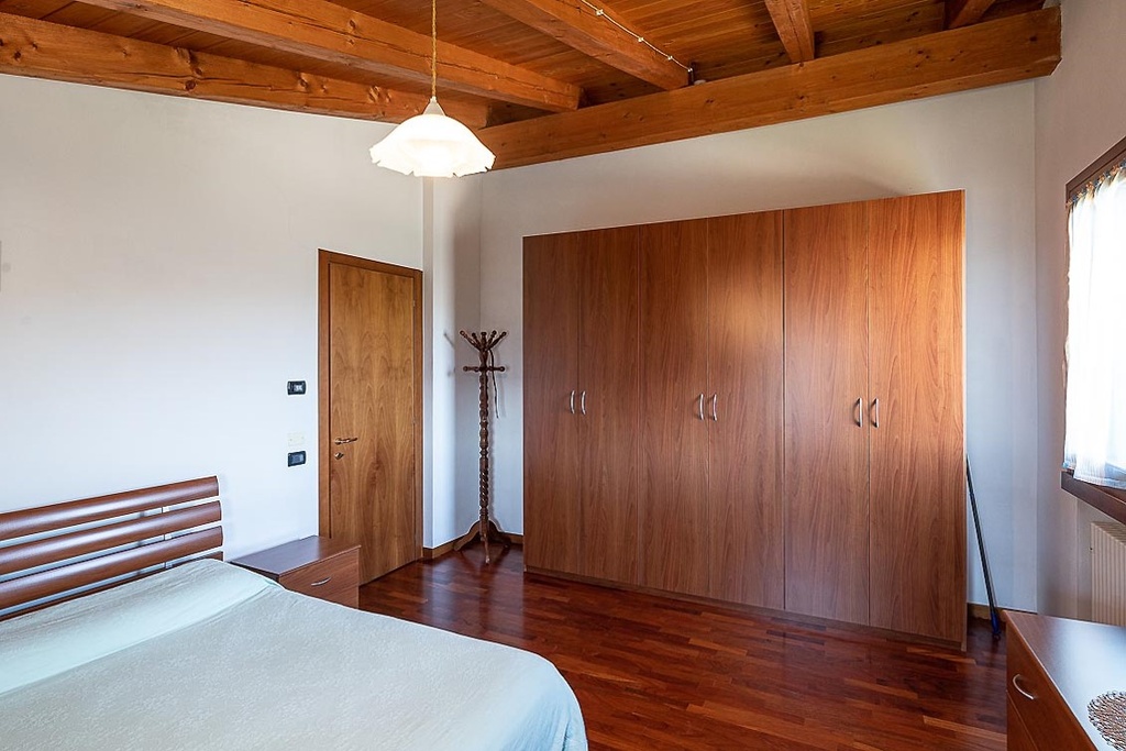 Camera da letto in legno di ciliegio, completa di ,armadio, comodini, cassettiera con specchio, è doghe, in buone condizioni, già smontata