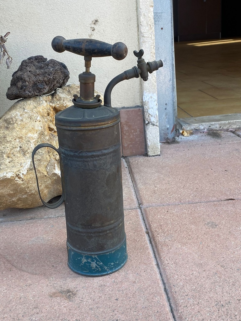 Antico spruzzatore da giardino