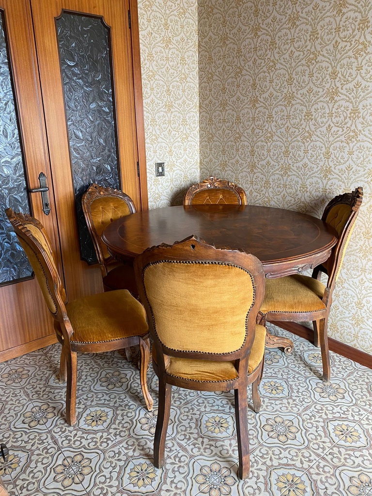 Tavolo dà Soggiorno in radica più 6 sedie dimensione tavolo larghezza 118 altezza 81 