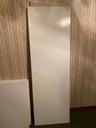 Scrivania i legno bianco completa di mensole