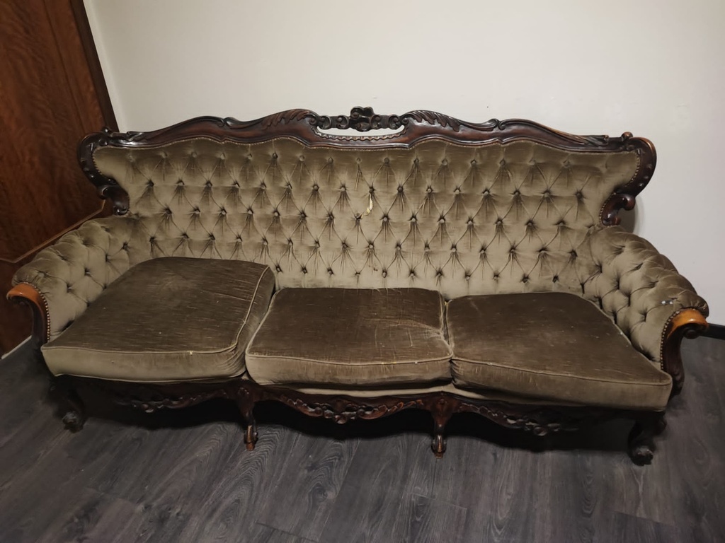 Divano Vintage con seduta da ripristinare 